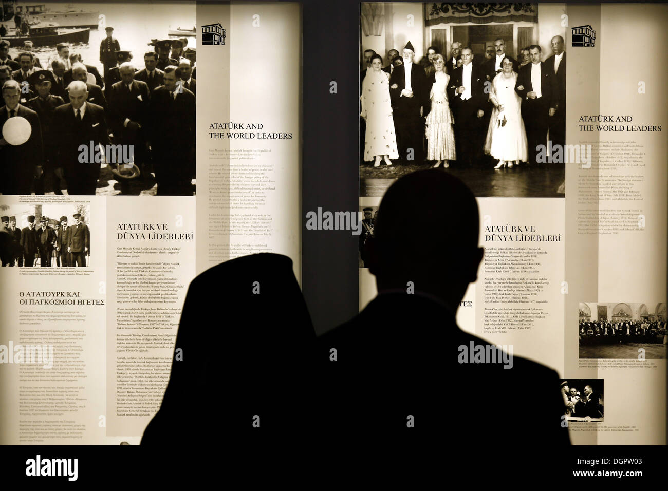 Ökumenischer Patriarch Bartholomew besucht das türkische Konsulat und das Atatürk-Museum in Thessaloniki, Griechenland am 24. Oktober 2013. Der Ökumenische Patriarch traf sich mit der türkischen Konsul Tugrul Biltekin, die ihn an das Museum Kemal Atatürk tourten. Stockfoto