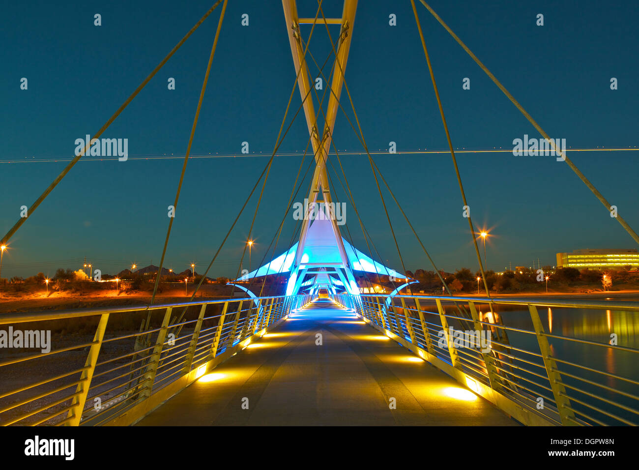 Abenddämmerung Bild ein Flugzeug Strobe-Light Trail während des Sonnenuntergangs in Tempe, Arizona. Stockfoto