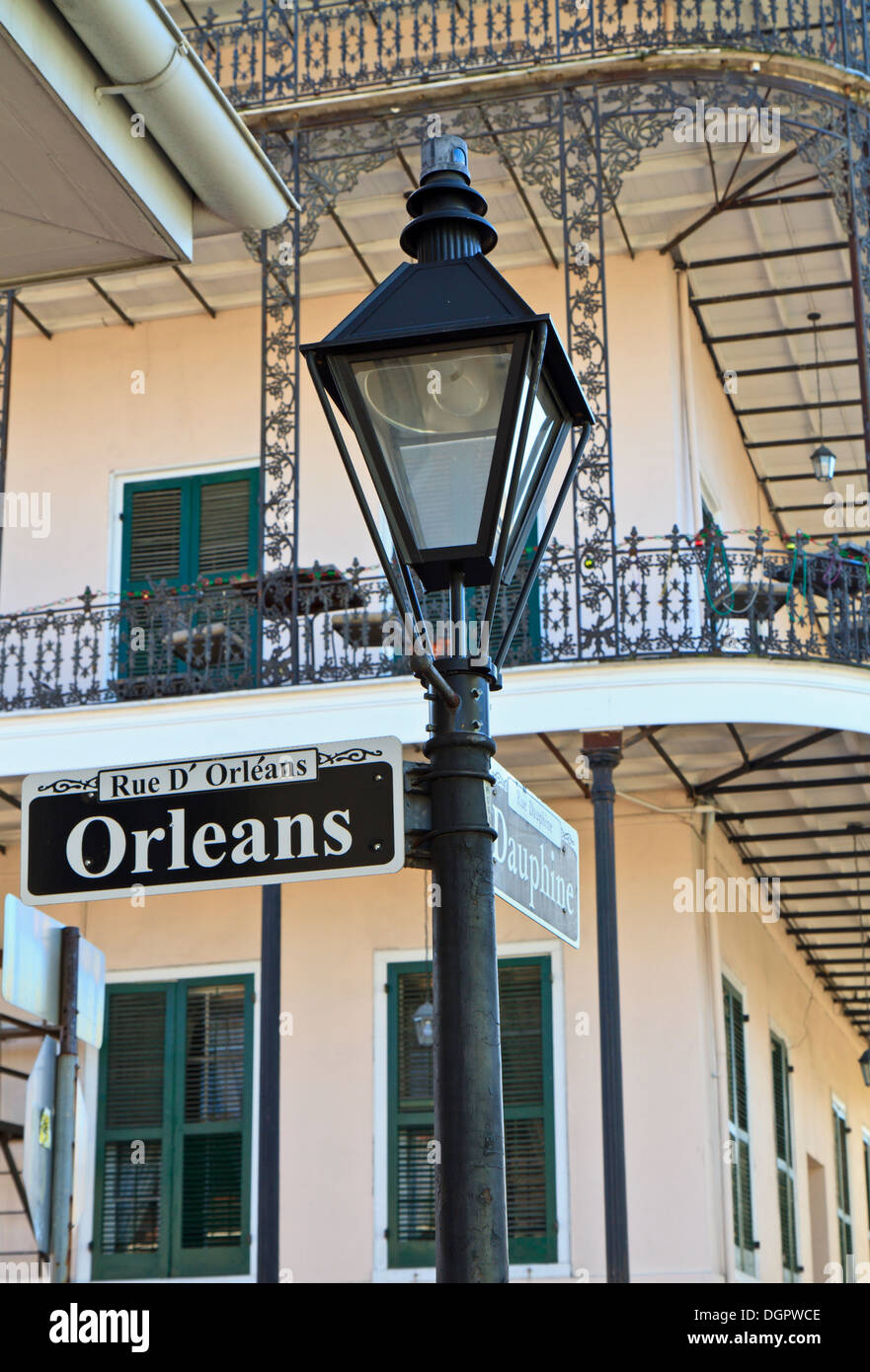 Einen Laternenpfahl und schmiedeeisernen Balkonen an der Ecke von Orleans und Dauphine Street im French Quarter von New Orleans Stockfoto