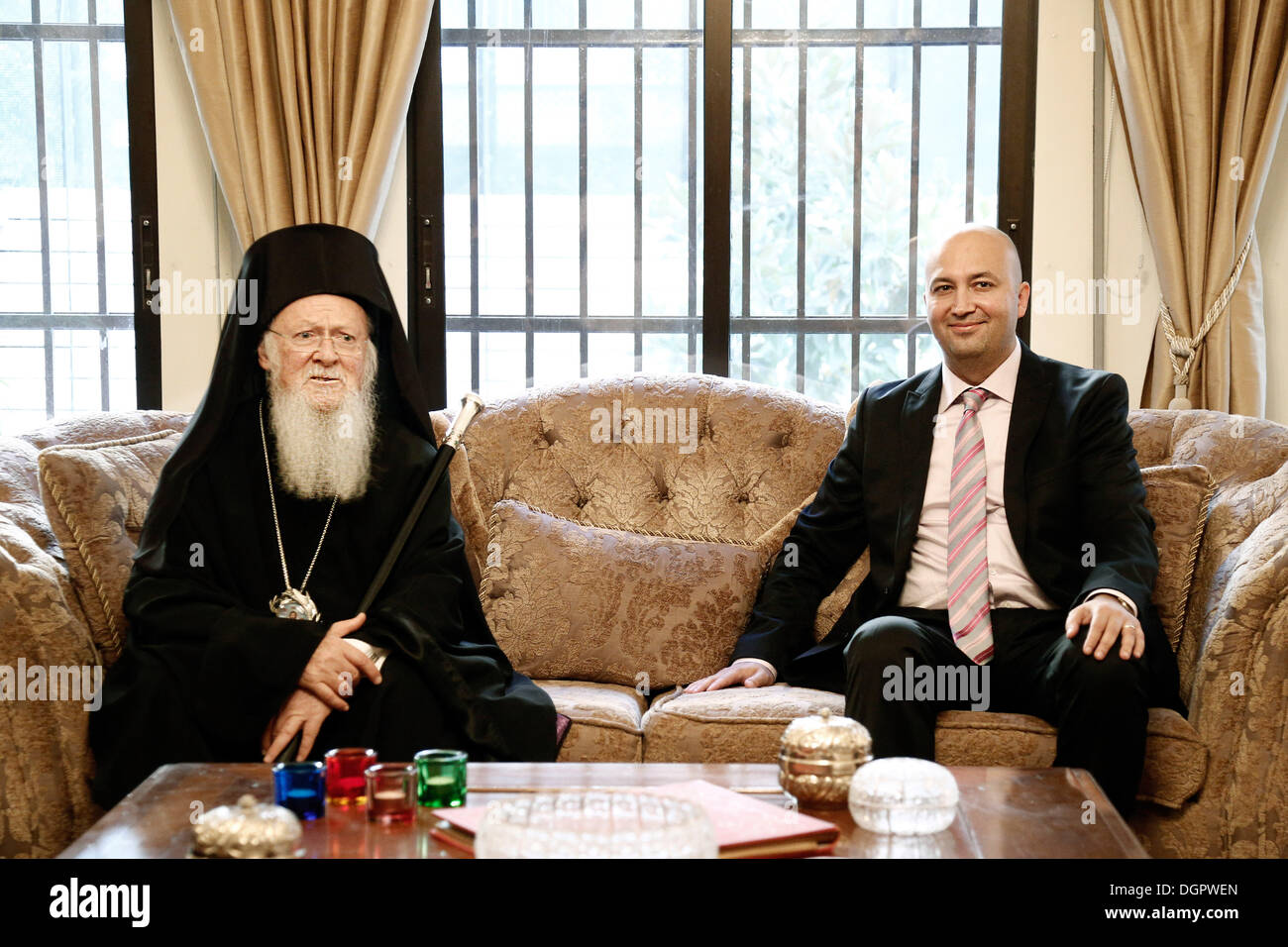 Ökumenischer Patriarch Bartholomew besucht das türkische Konsulat und das Atatürk-Museum in Thessaloniki, Griechenland am 24. Oktober 2013. Der Ökumenische Patriarch traf sich mit der türkischen Konsul Tugrul Biltekin, die ihn an das Museum Kemal Atatürk tourten. Stockfoto