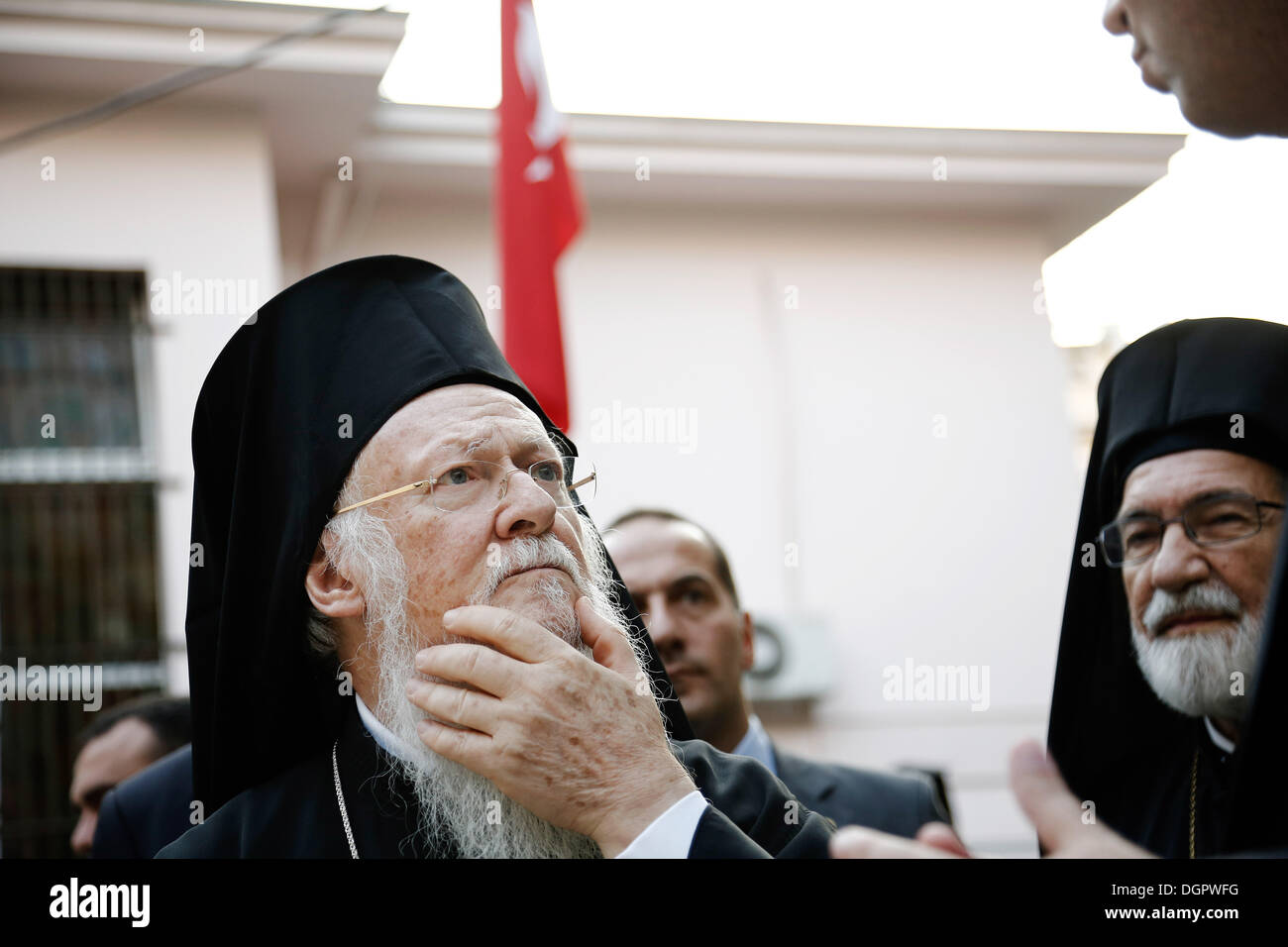 Ökumenischer Patriarch Bartholomew besucht das türkische Konsulat und das Atatürk-Museum in Thessaloniki, Griechenland am 24. Oktober 2013. Der Ökumenische Patriarch traf sich mit der türkischen Konsul Tugrul Biltekin, die ihn an das Museum Kemal Atatürk tourten. Stockfoto