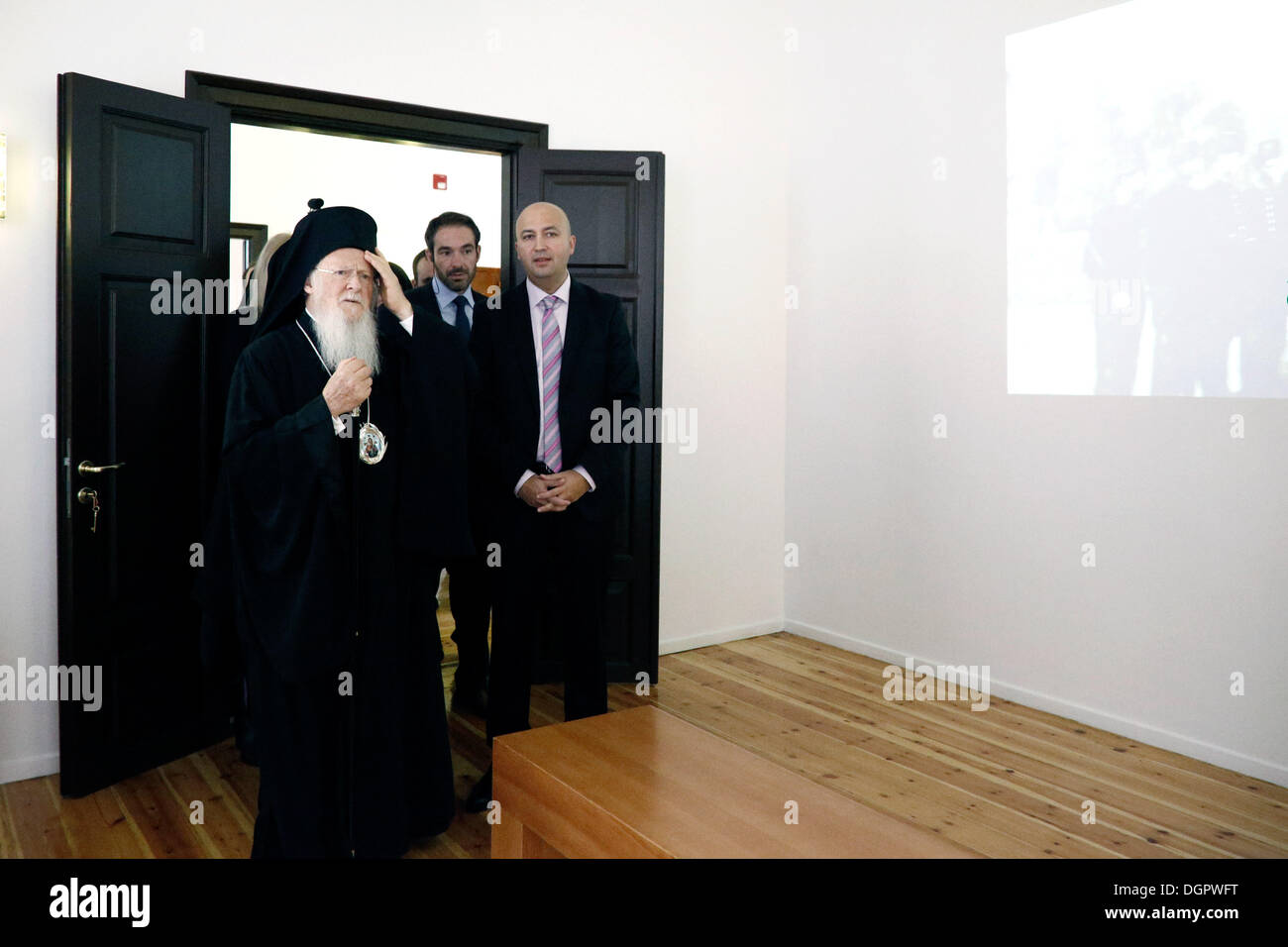 Ökumenischer Patriarch Bartholomew besucht das türkische Konsulat und das Atatürk-Museum in Thessaloniki, Griechenland am 24. Oktober 2013. Der Ökumenische Patriarch traf sich mit der türkischen Konsul Tugrul Biltekin, die ihn an das Museum Kemal Atatürk tourten. Stockfoto