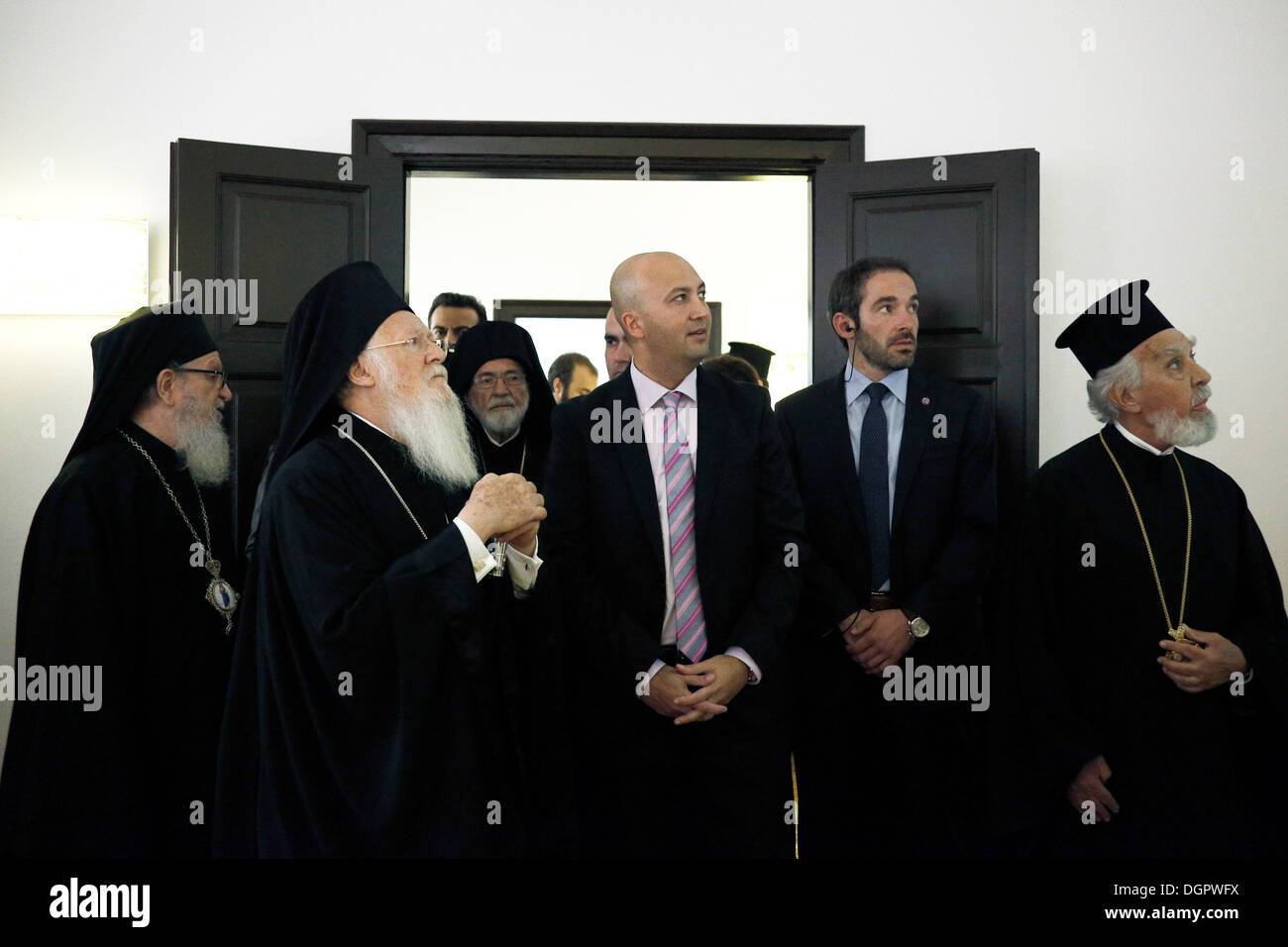 Ökumenischer Patriarch Bartholomew besucht das türkische Konsulat und das Atatürk-Museum in Thessaloniki, Griechenland am 24. Oktober 2013. Der Ökumenische Patriarch traf sich mit der türkischen Konsul Tugrul Biltekin, die ihn an das Museum Kemal Atatürk tourten. Stockfoto