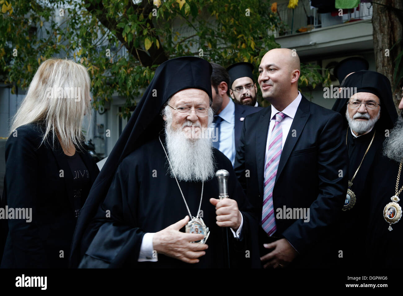 Ökumenischer Patriarch Bartholomew besucht das türkische Konsulat und das Atatürk-Museum in Thessaloniki, Griechenland am 24. Oktober 2013. Der Ökumenische Patriarch traf sich mit der türkischen Konsul Tugrul Biltekin, die ihn an das Museum Kemal Atatürk tourten. Stockfoto