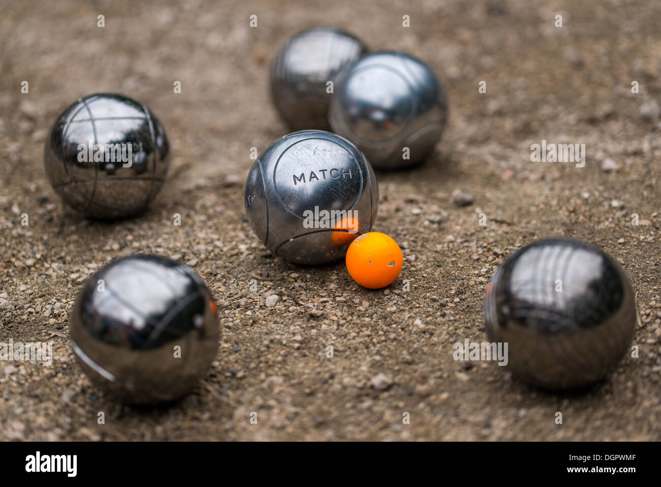 eine Partie Boule zwischen 3 Spielern mit einem Unschärfe-Effekt. Stockfoto