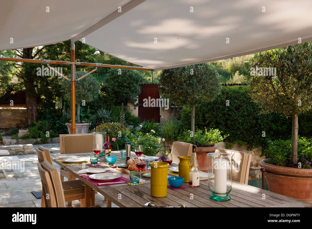 Al Fresco Abendessen. Sonnenschirm, Tisch und Stühle von Tectona Stockfoto