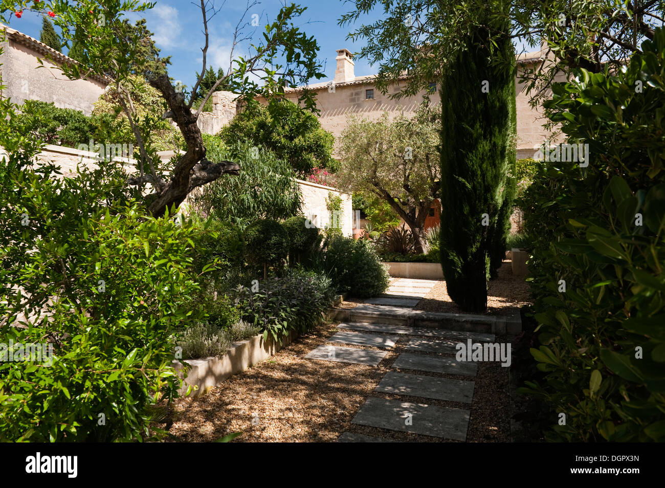Vorgarten mit Stein und Kies Oberfläche führt zum Eingang von einem provenzalischen Haus Stockfoto
