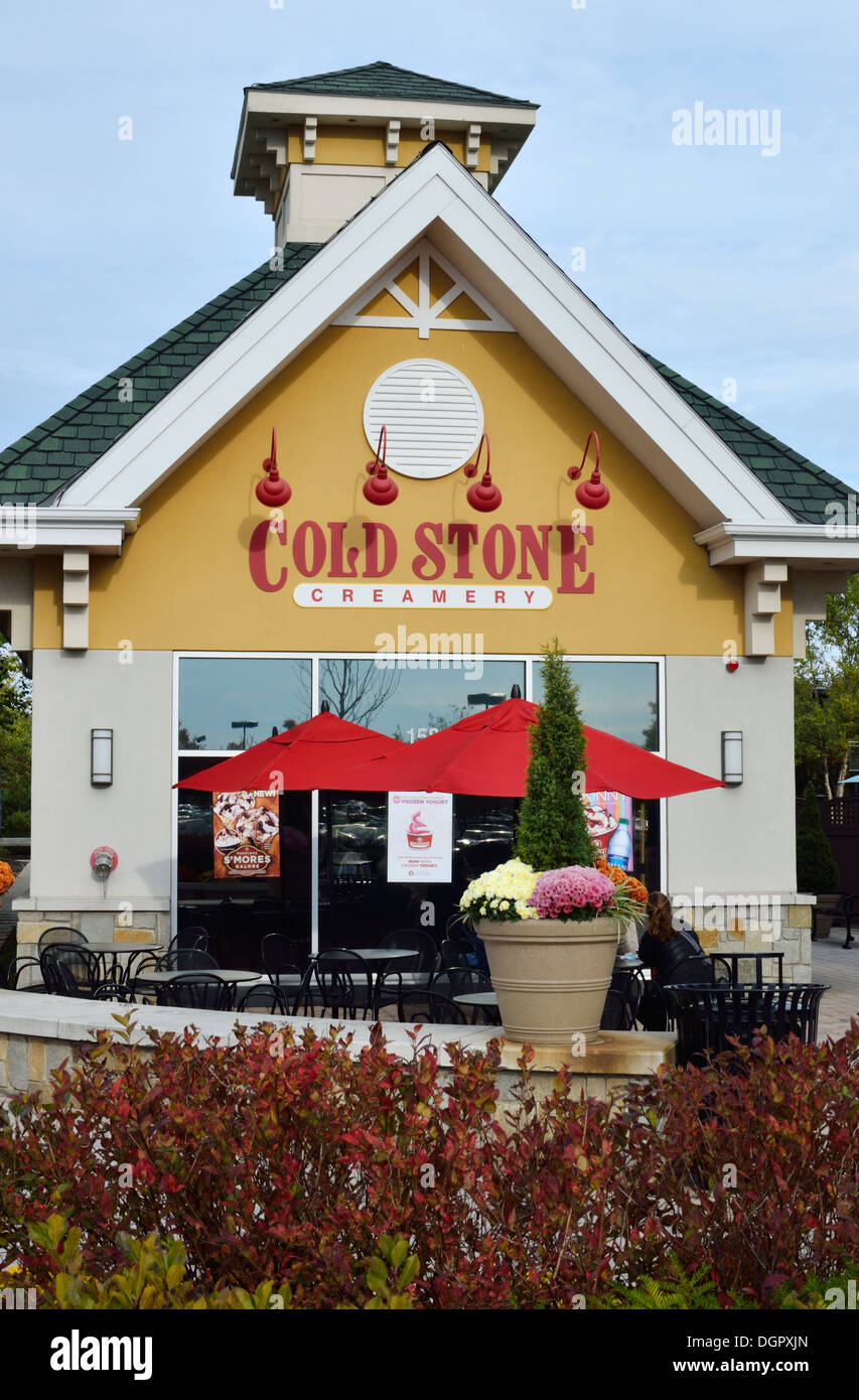 Die Außenseite des Cold Stone Creamery Eis Restaurant kette mit Tischen mit Sonnenschirmen vor Plymouth, Massachusetts, USA. Stockfoto