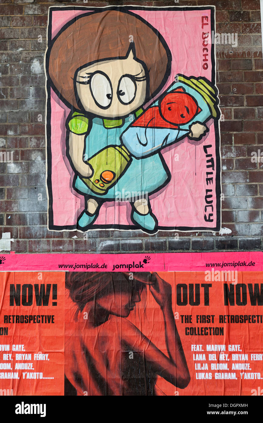 Streetart In Berlin - El Bocho urban Papierkunst - Little Lucy Cat Tötung Serie Stockfoto