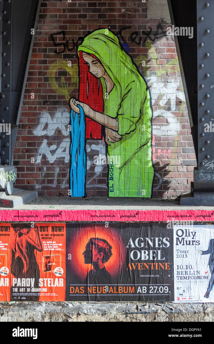 Streetart In Berlin: roten Haaren von El Bocho, Plakaten und Graffiti unter einer Eisenbahnbrücke in Mitte Stockfoto