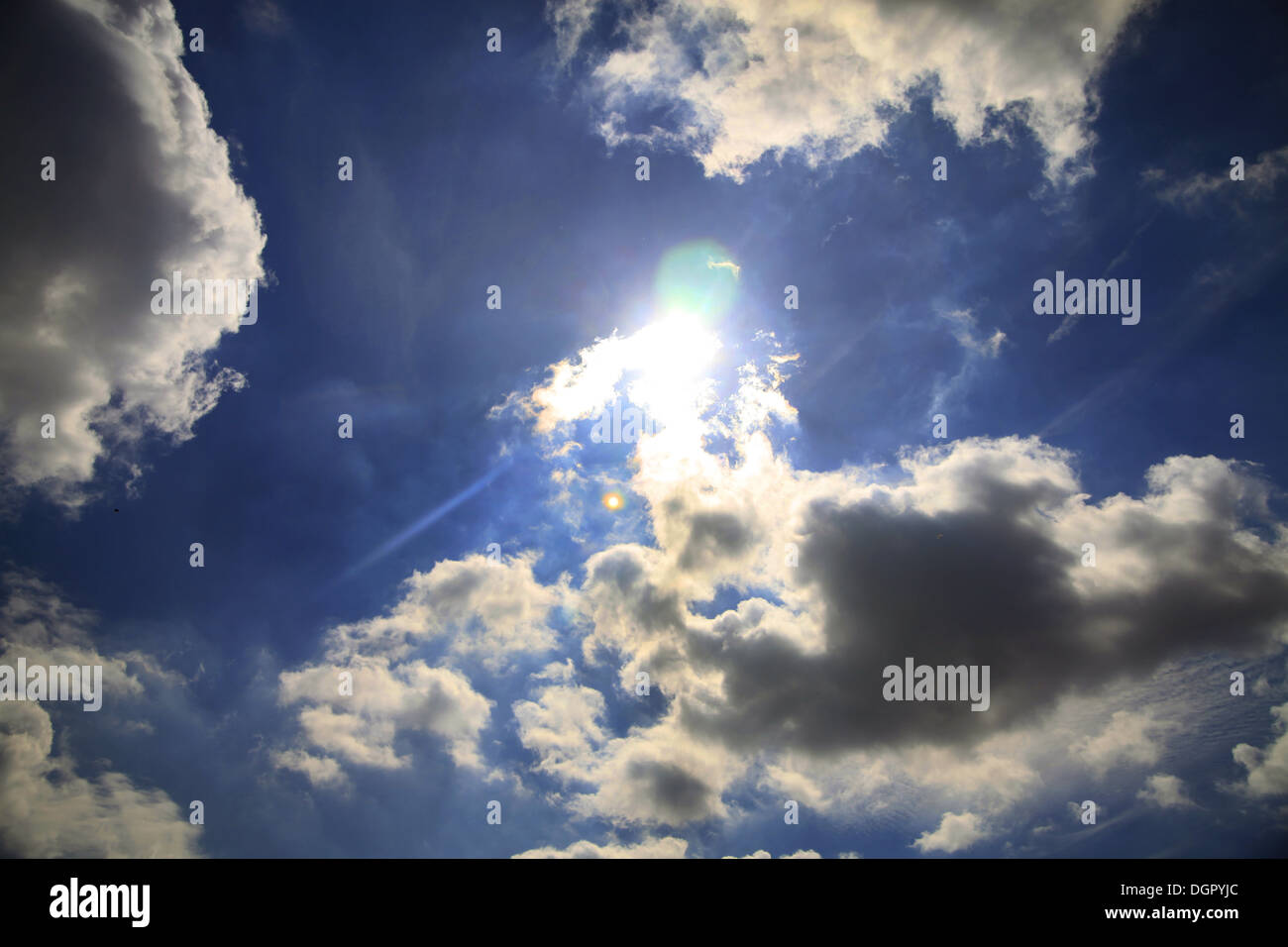 Himmel mit Wolken, Sonne und Lens flare. Stockfoto