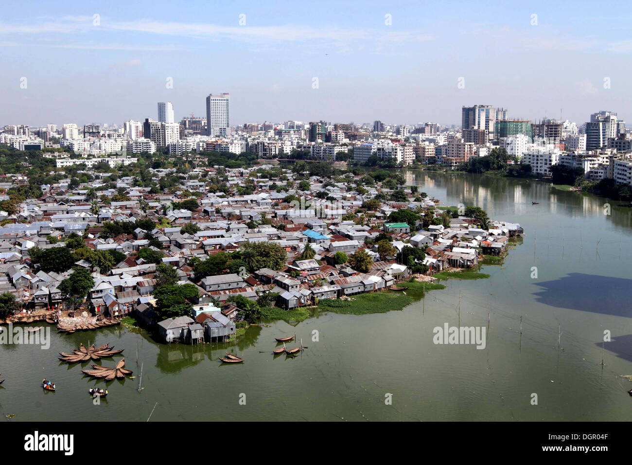 Eine allgemeine Ansicht eines korail Slum in Dhaka am 24. Oktober 2013. Stockfoto