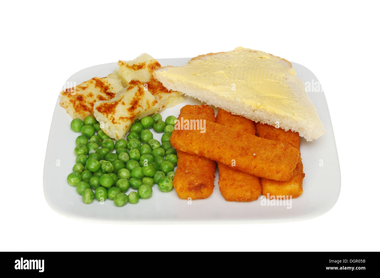 Kindermahlzeit Fischstäbchen Erbsen und Kartoffelkuchen mit Butter und Brot, isoliert gegen weiß Stockfoto