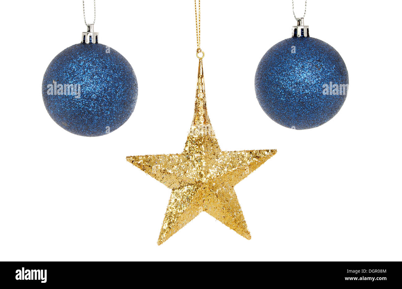 Gold-Glitter Sterne und blaue Christbaumkugeln isoliert gegen weiß Stockfoto