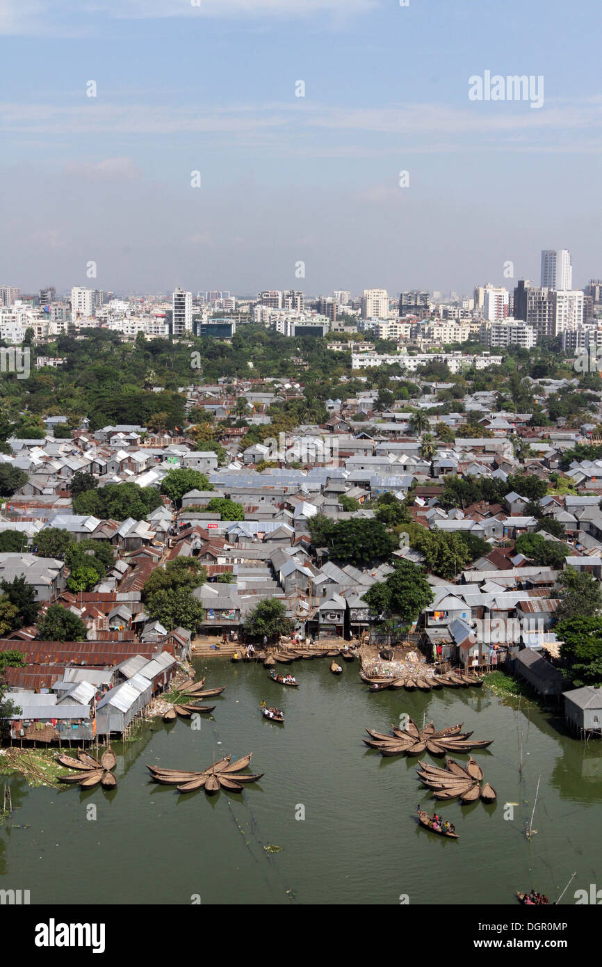Eine allgemeine Ansicht eines korail Slum in Dhaka am 24. Oktober 2013. Stockfoto