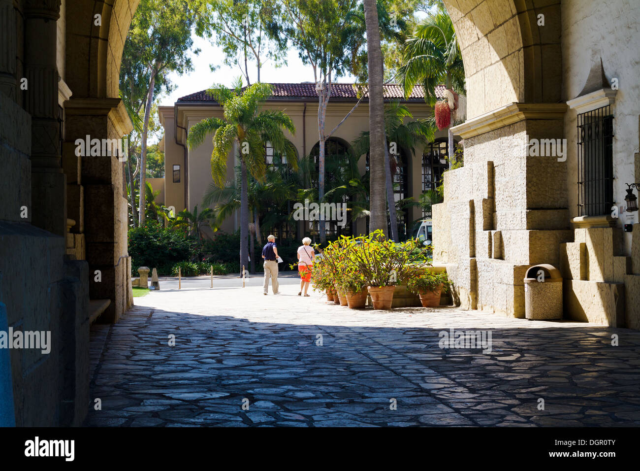 Die öffentliche Bibliothek in Santa Barbara, Kalifornien betrachtet durch das Gerichtsgebäude Bogen. Stockfoto