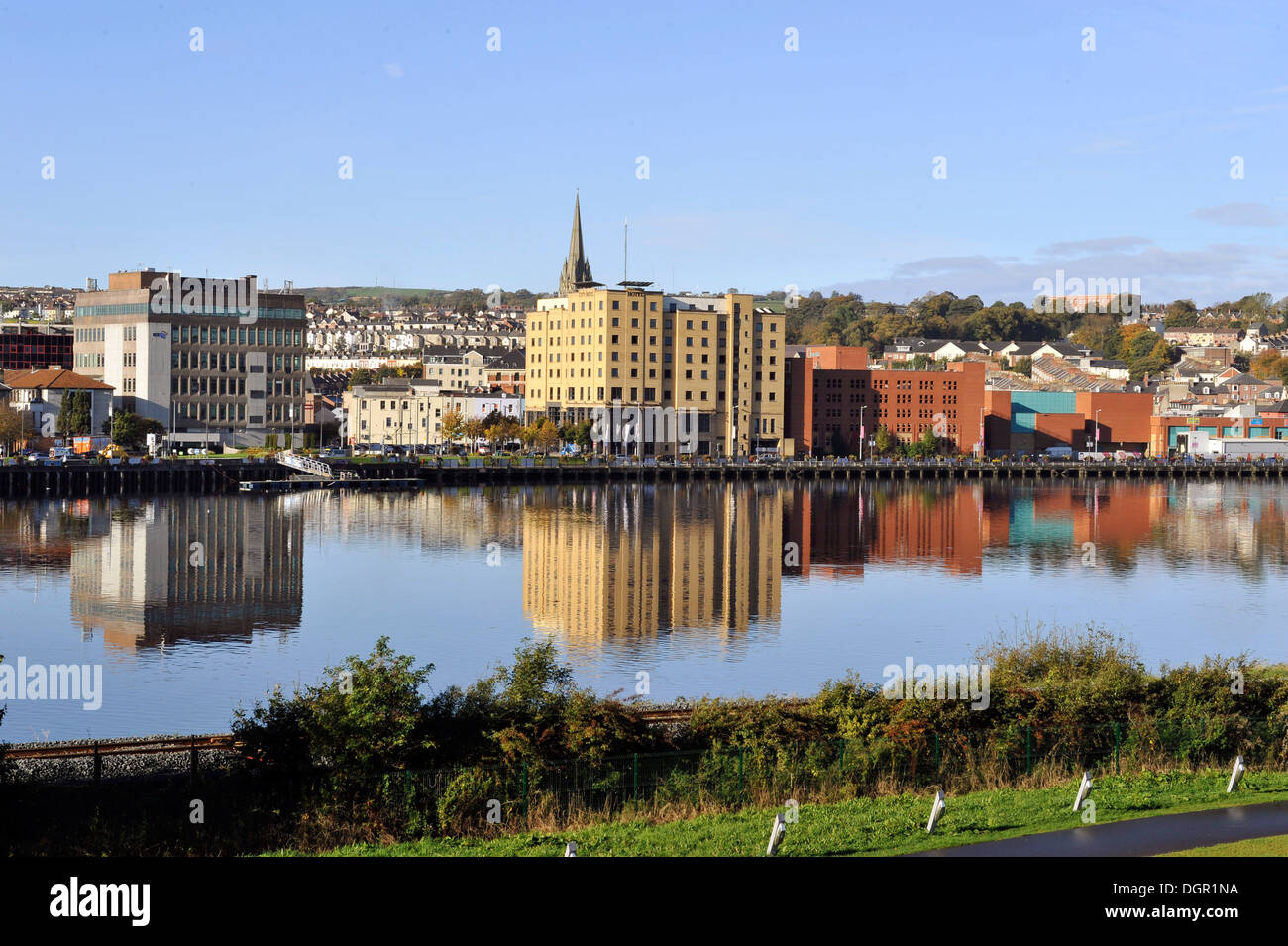 BT-Gebäude (links) und Stadthotel, Queens Quay River Foyle, Derry, Londonderry, Nordirland, Vereinigtes Königreich Stockfoto