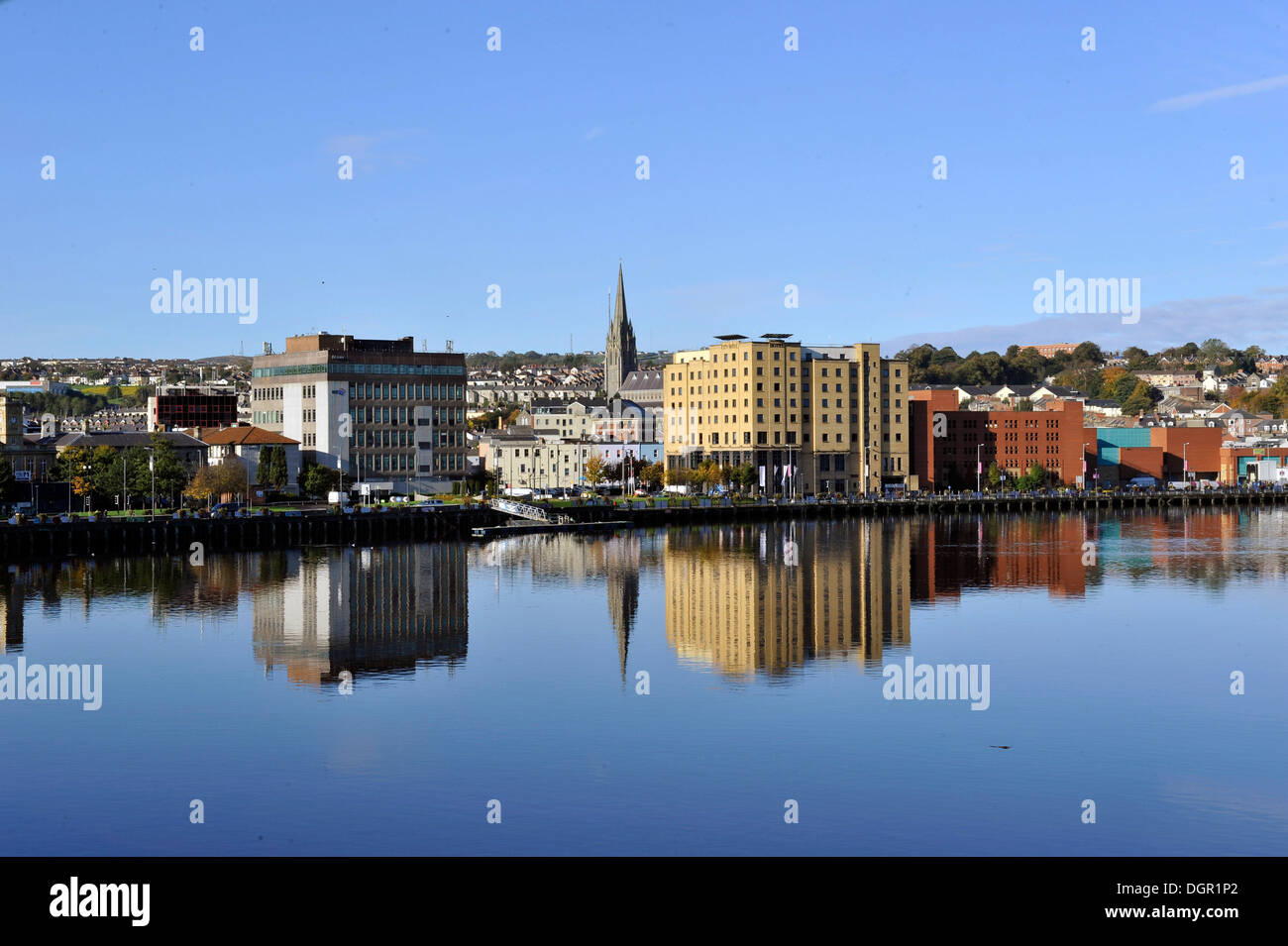 BT-Gebäude (links) und Stadthotel, Queens Quay River Foyle, Derry, Londonderry, Nordirland, Vereinigtes Königreich Stockfoto