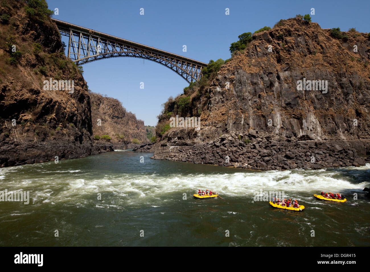 Abenteuerurlaub, Menschen Wildwasser-rafting auf dem Sambesi-Fluss an den Victoria Falls Bridge, Sambia, Afrika Stockfoto