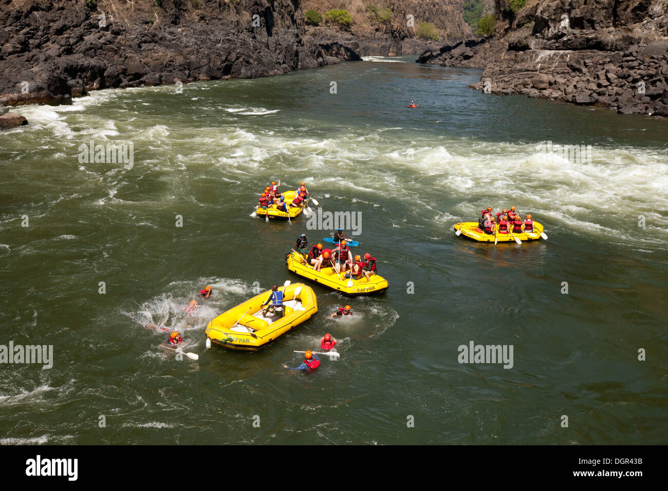 Wildwasser-rafting, Menschen im Wasser bei Stromschnellen, Victoriafälle, Zambesi River Sambia Afrika Stockfoto
