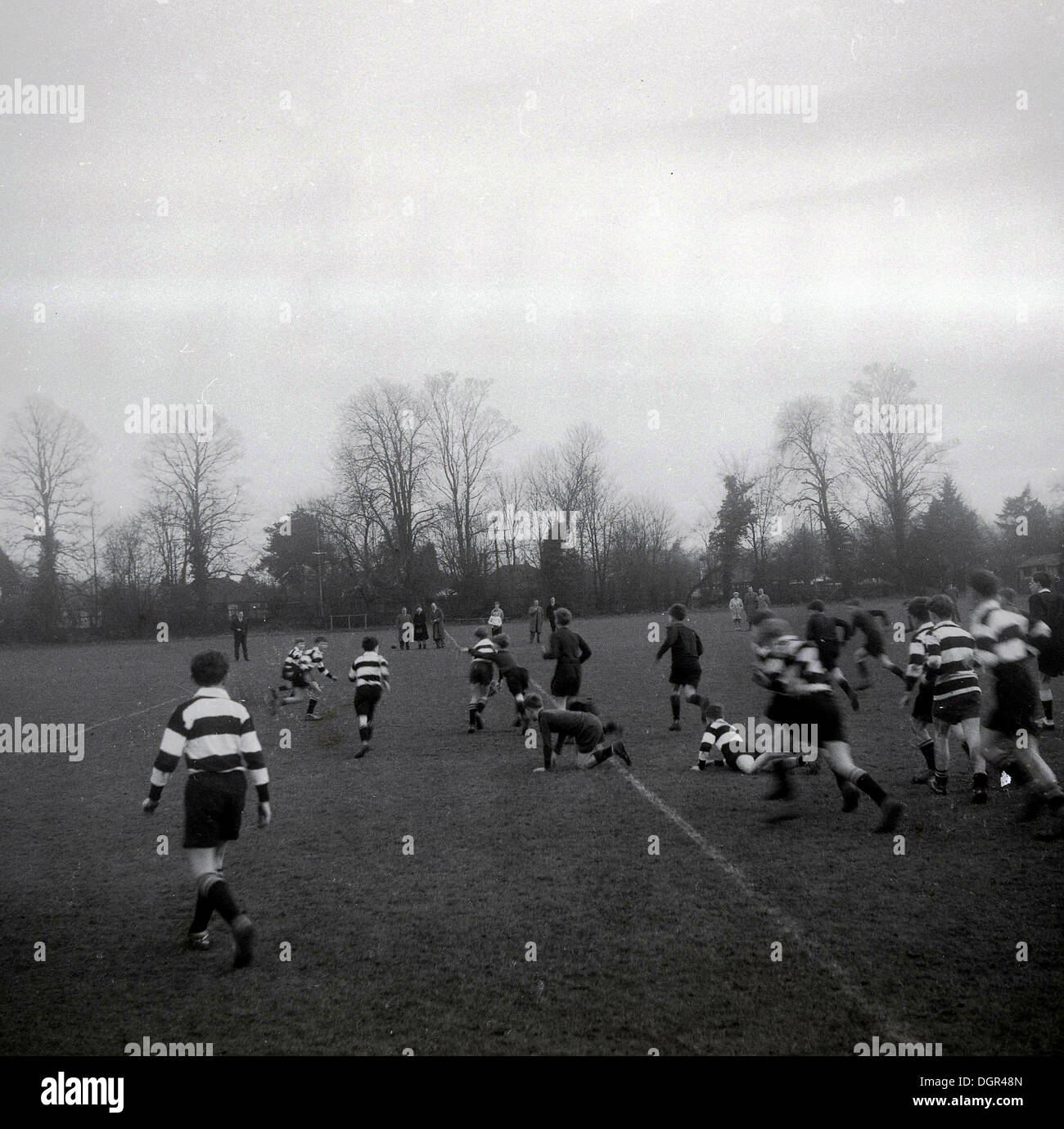 Geschichtsbild aus der 1950er Jahre England Rugby Football Spiel zeigen. Stockfoto