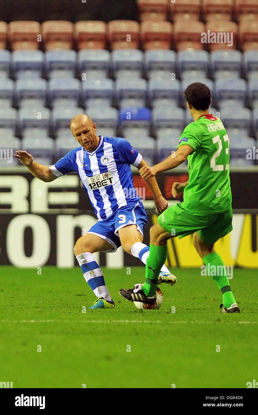 Wigan, England. 24. Oktober 2013. Stephen Crainey von Wigan Athletic befasst sich Roman Eremenko von FC Rubin Kazan (Russland) während des Spiels der Europa League Gruppe D zwischen Wigan Athletic und Rubin Kazan aus der DW-Stadion. Bildnachweis: Aktion Plus Sport/Alamy Live-Nachrichten Stockfoto