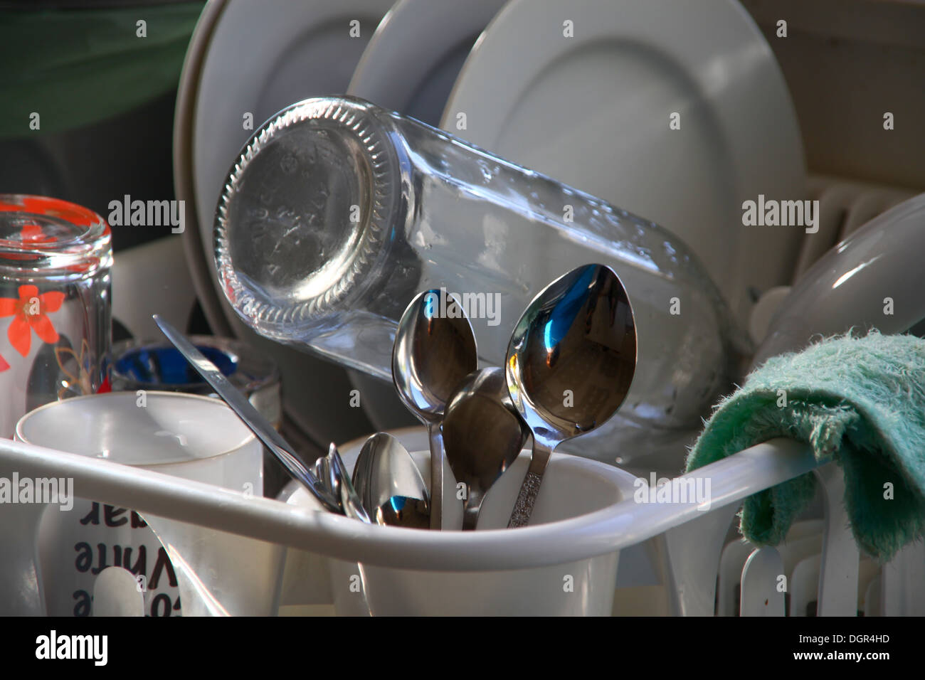 Geschirr und Besteck in Kunststoff-Rack trocknen Stockfoto
