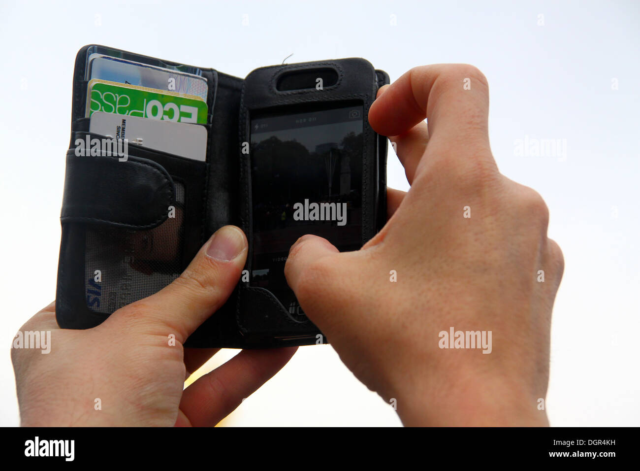 Mann Videoing Wachablösung auf smartphone Stockfoto