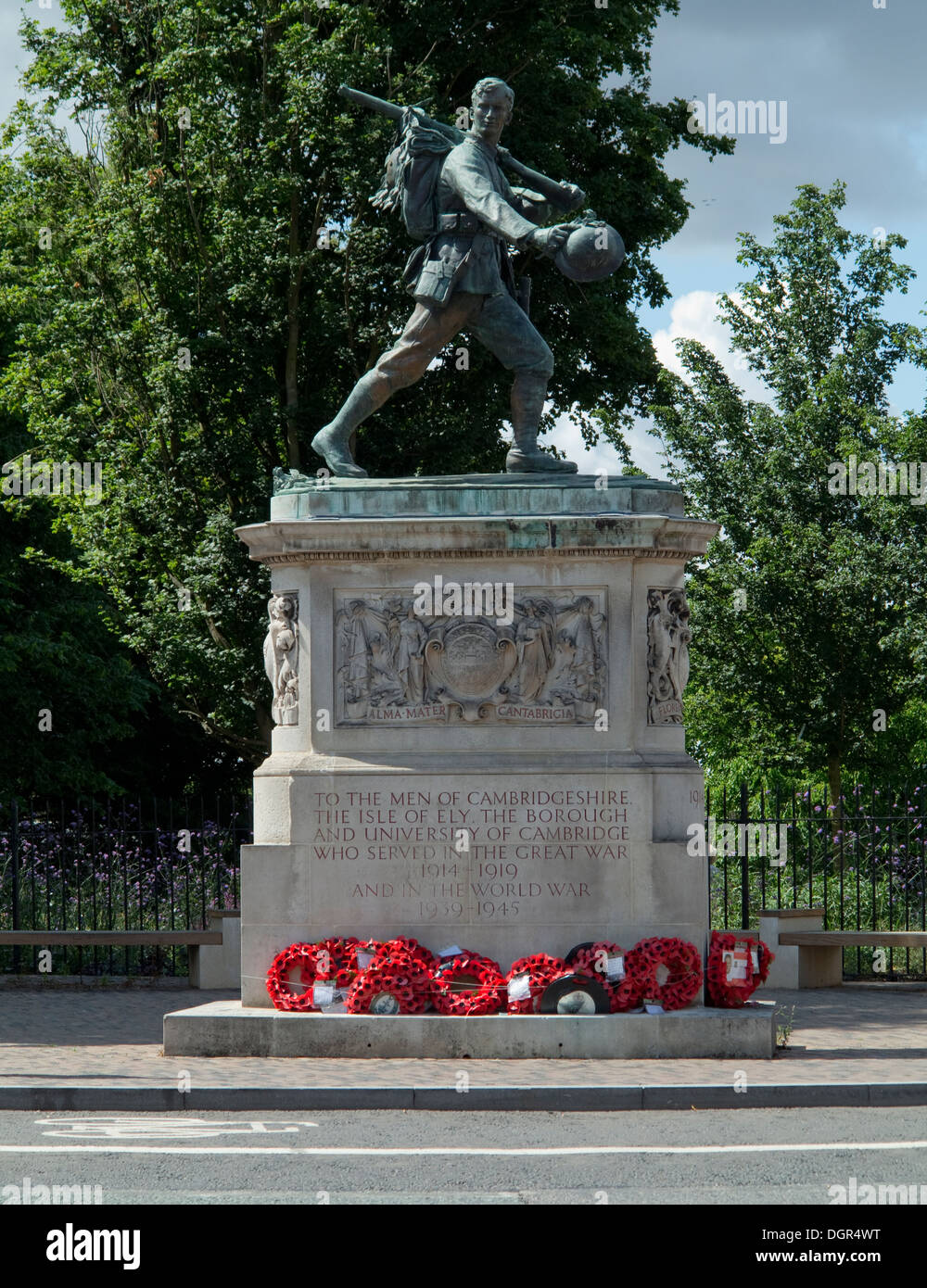 Memorial Skulptur auf die Hills Road in Cambridge zu den Soldaten, die kämpften und im Ersten Weltkrieg und dem Zweiten Weltkrieg gestorben Stockfoto