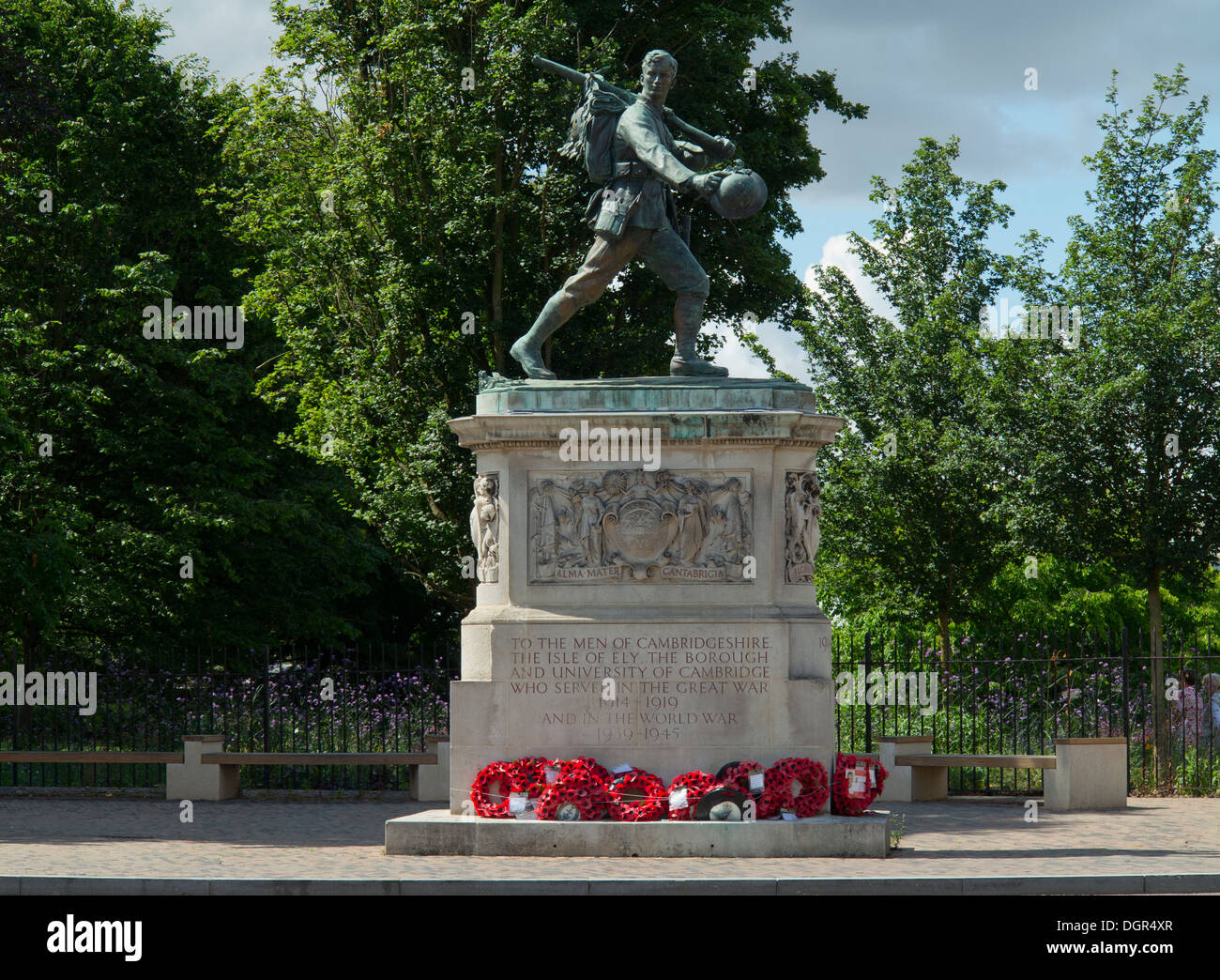 Memorial Skulptur auf die Hills Road in Cambridge zu den Soldaten, die kämpften und im Ersten Weltkrieg und dem Zweiten Weltkrieg gestorben Stockfoto