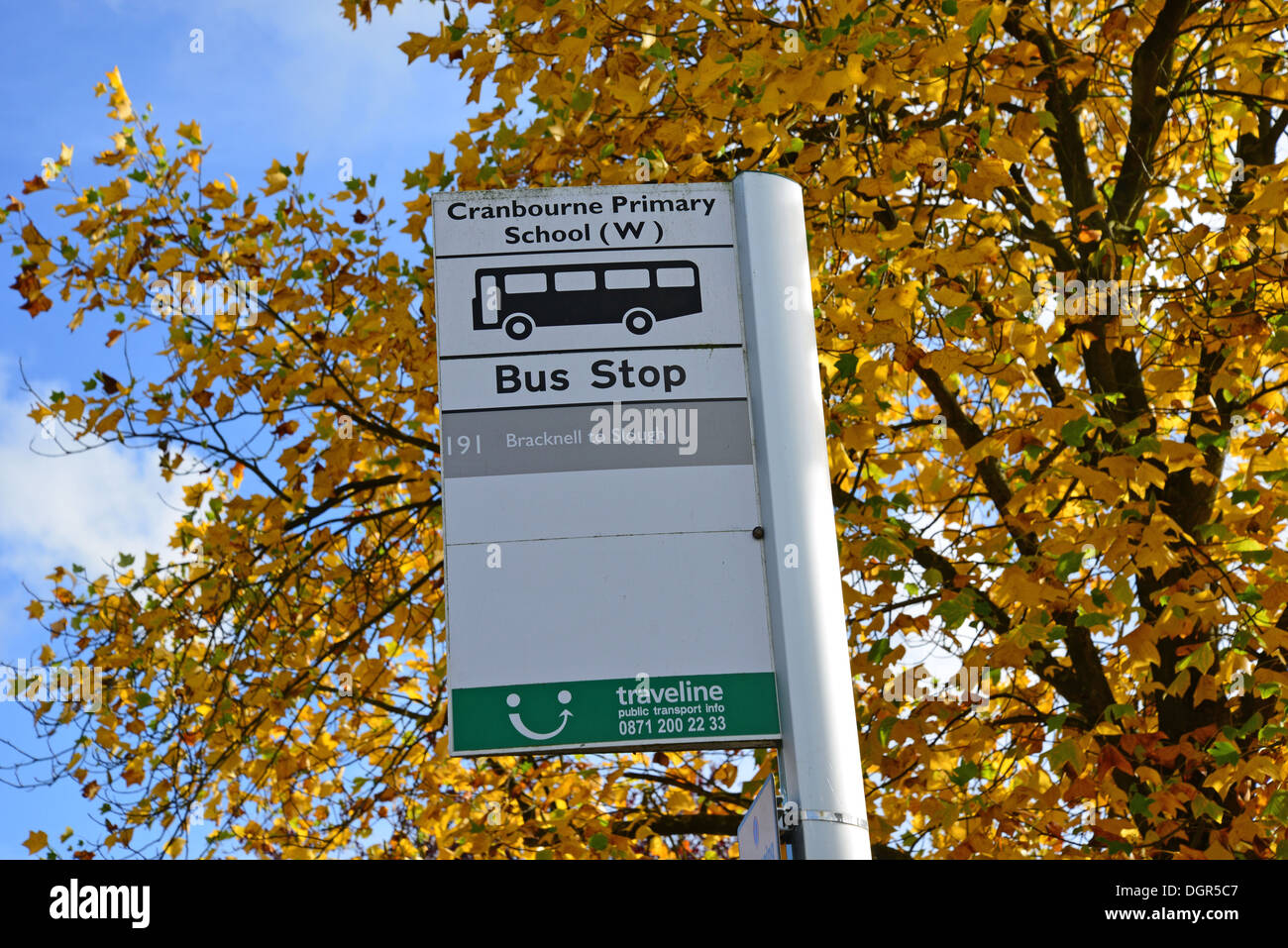 Bus Stop-Schild außerhalb Cranbourne Grundschule, Cranbourne, Berkshire, England, Vereinigtes Königreich Stockfoto
