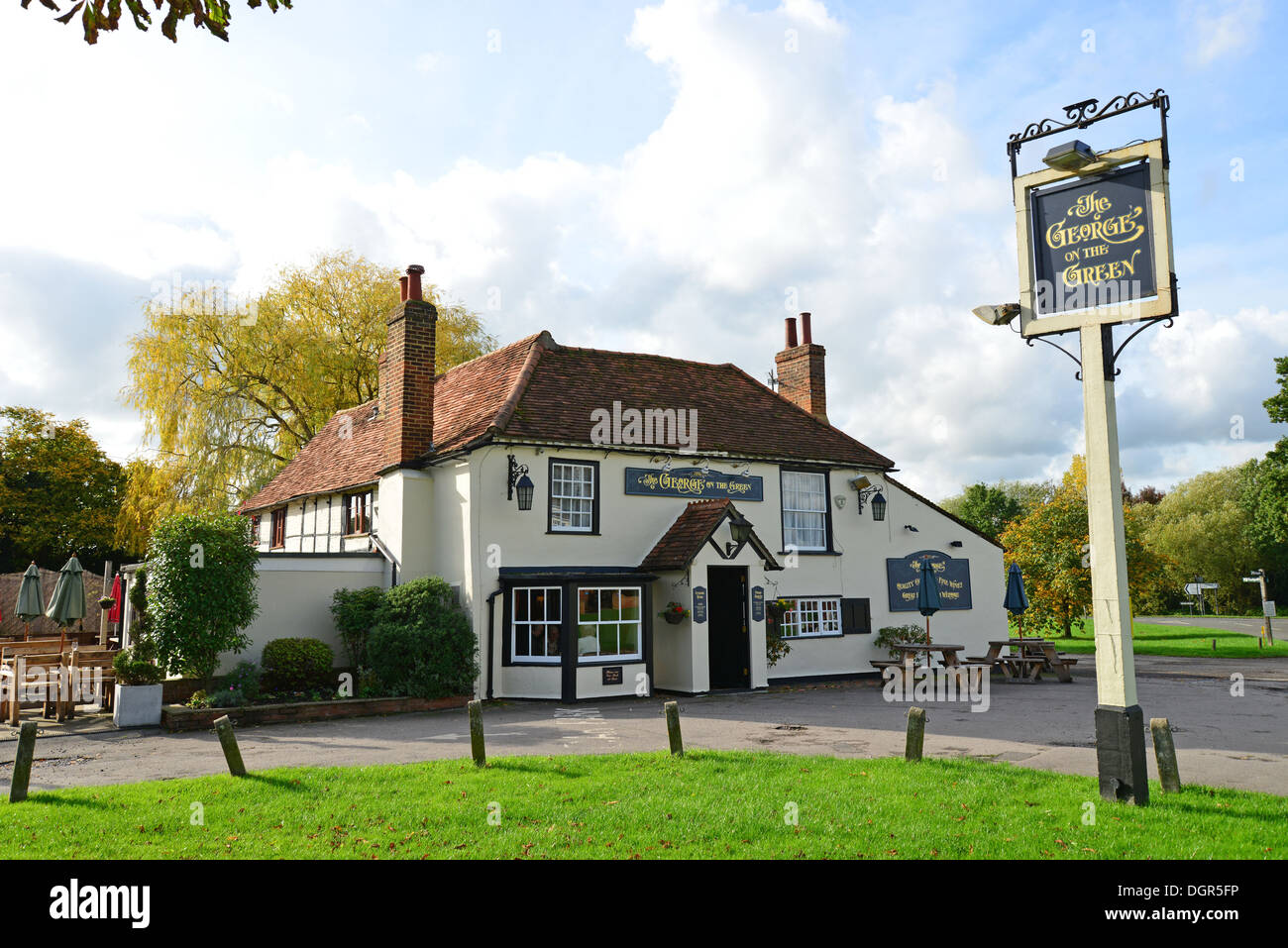 16. Jahrhundert "The George on The Green" Inn, Holyport Green, Holyport, Berkshire, England, Vereinigtes Königreich Stockfoto