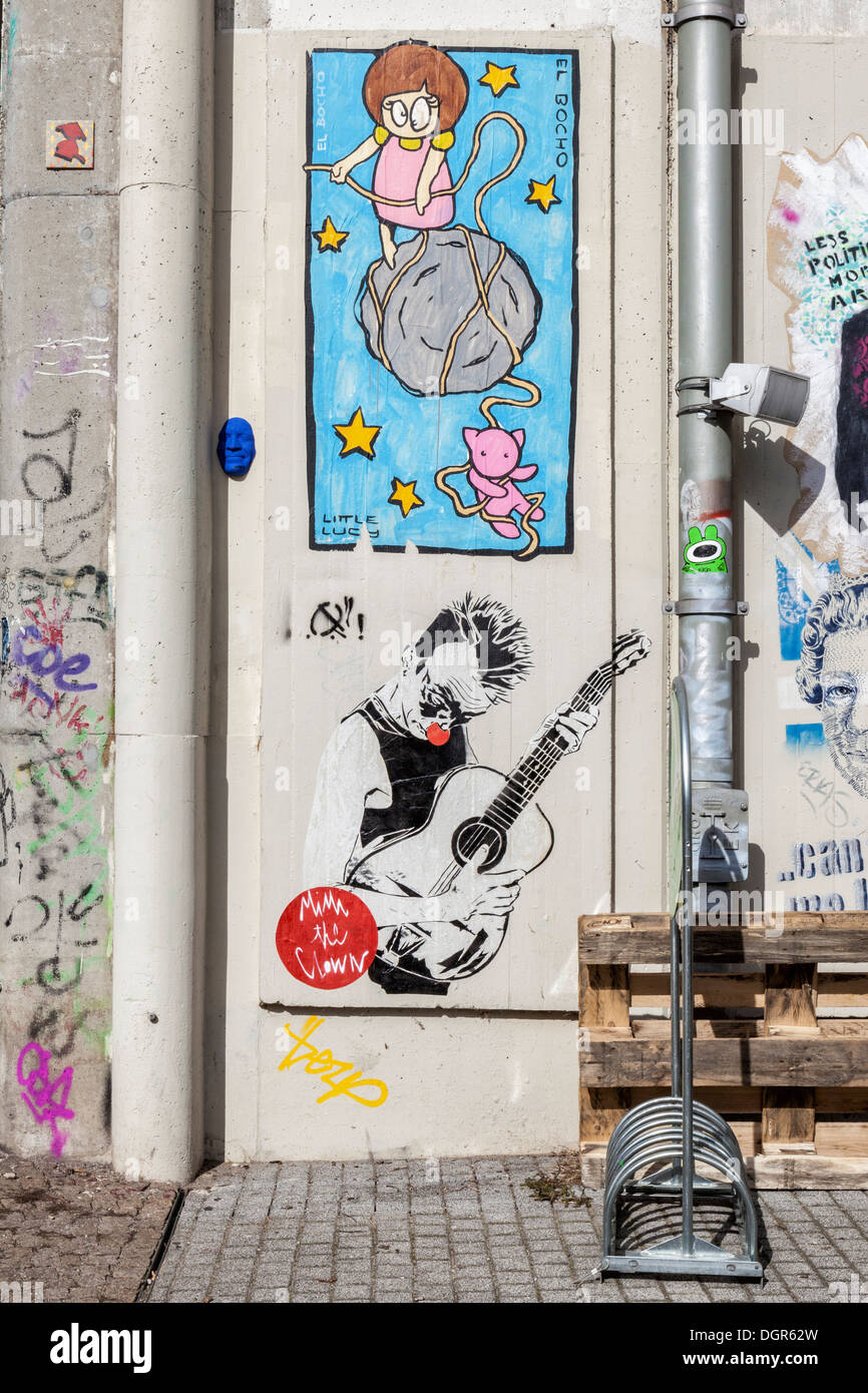 Streetart In Berlin - El Bocho (Little Lucy Cat Tötung Serie) - Mimi der Clown (rote Nase Clown und Gitarre) Stockfoto