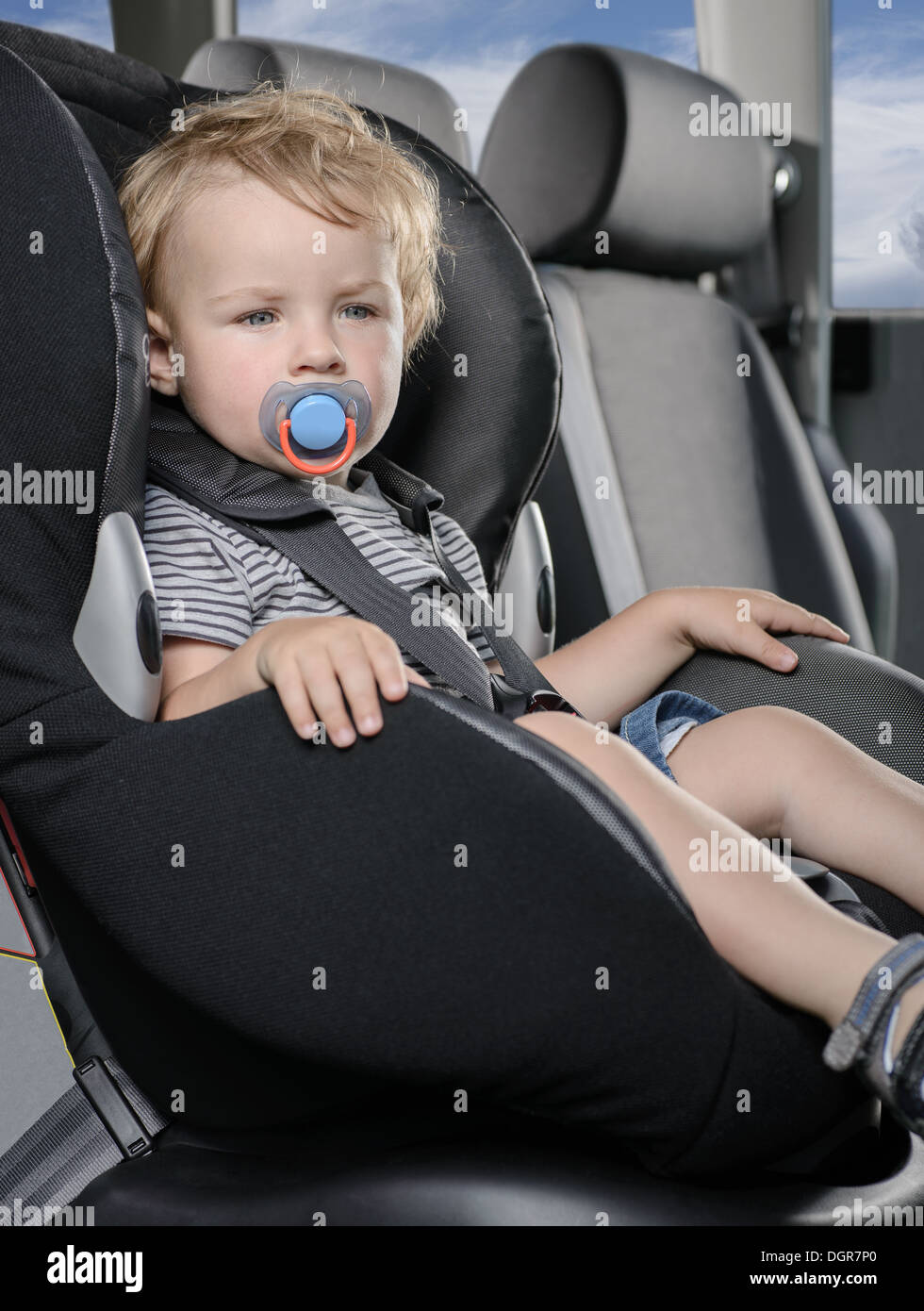 Kind im Auto-Kindersitz sitzen Stockfoto