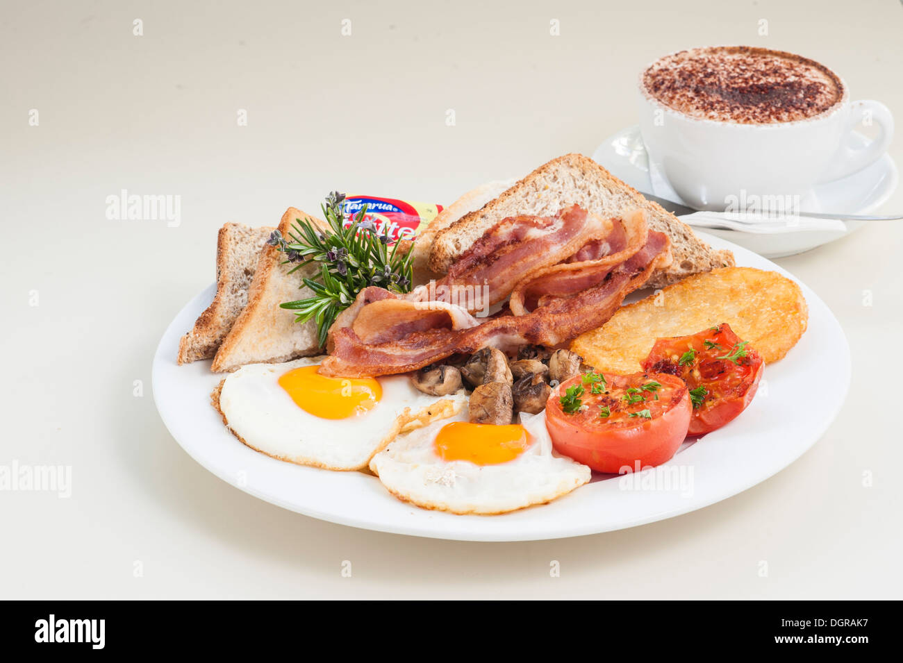 Warmes Frühstück in einem Café in New Zealand Stockfoto