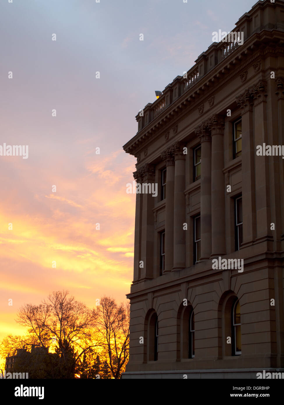 Sonnenaufgang über dem Parlamentsgebäude von Alberta in Edmonton, Alberta, Kanada. Stockfoto