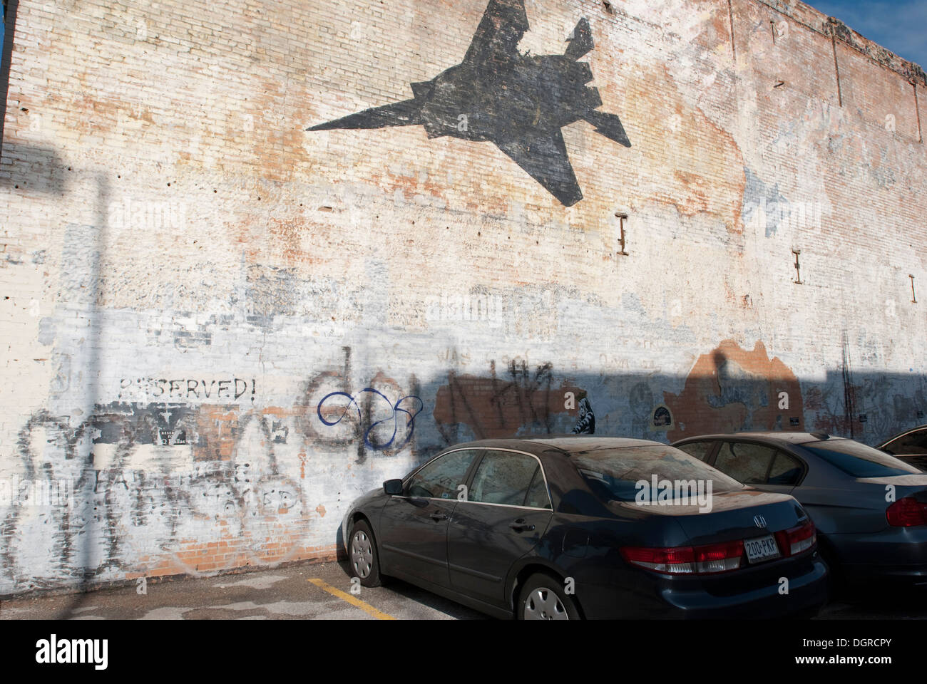 Parken neben einem bedeckt Graffitiwand in ein urbanes Zentrum Stockfoto