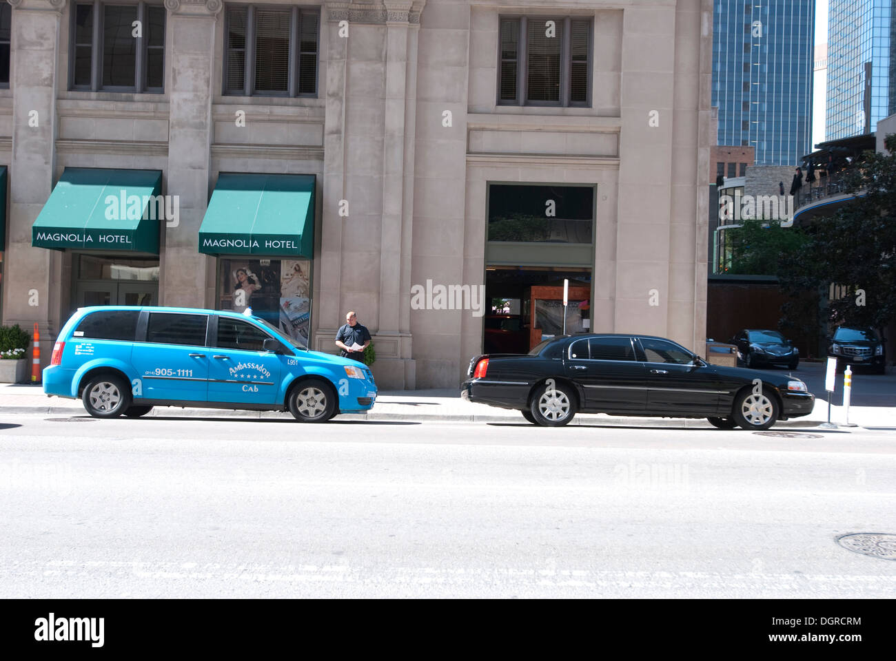 Blaue Taxi Cab und schwarzen Limousine vor ein gehobenes Hotel in USA Stockfoto
