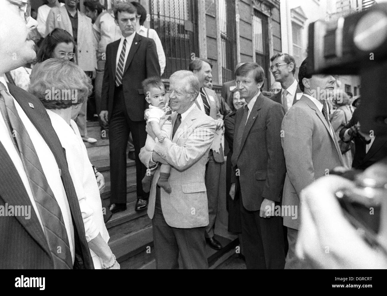 New York NY besucht 4. Juni 1987 - Fmr U.S. President und Leiter von Habitat for Humanity, Jimmy Carter, Maskottchen Wohnungen bei 742 E. 6 St... Stockfoto