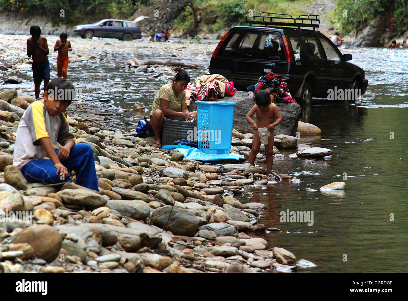 Wäsche waschen in einem Fluß, der Amazonas, Bolivien, Südamerika Stockfoto