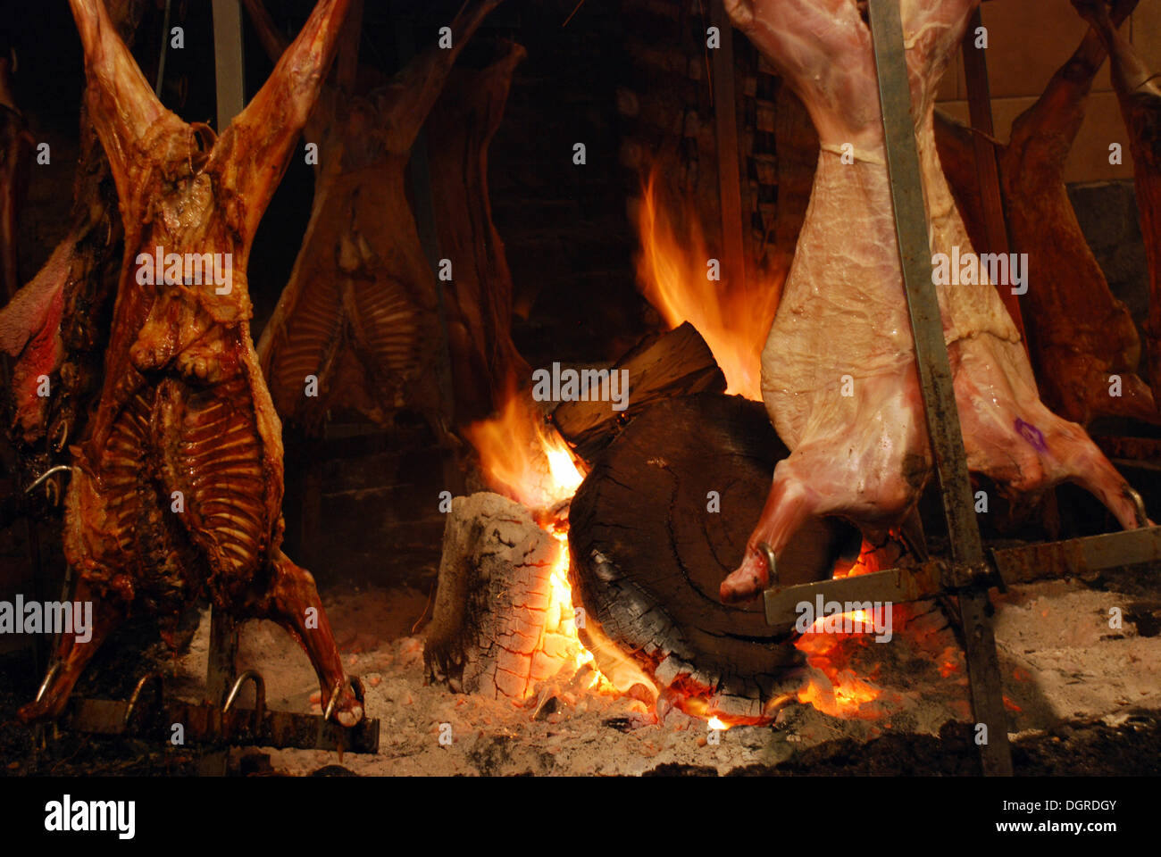 Fleisch offenes feuer -Fotos und -Bildmaterial in hoher Auflösung – Alamy
