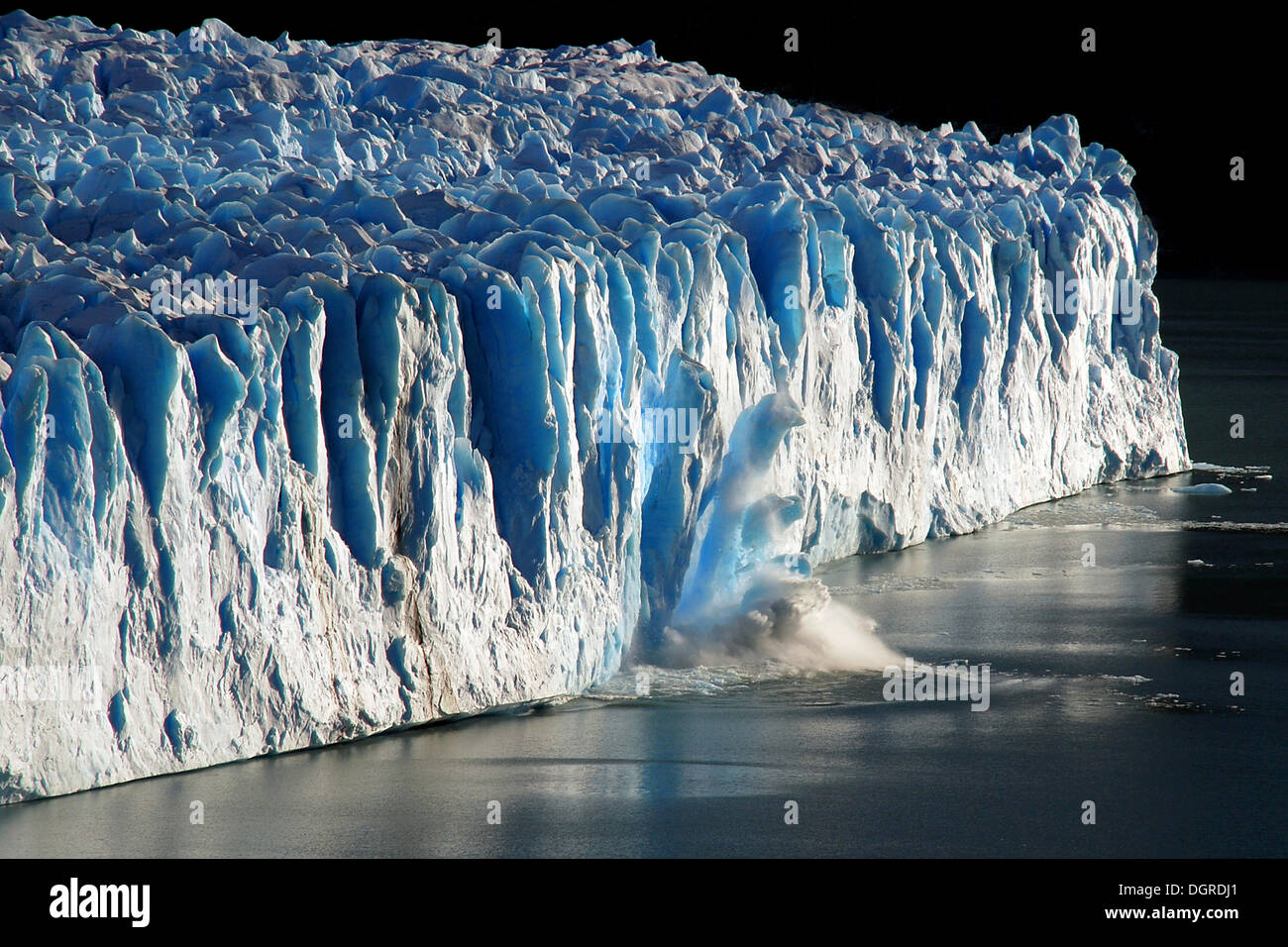 Eis brechen der Perito Moreno Gletscher, Lago Argentino See, hohen Anden, in der Nähe von El Calafate, Patagonien, Argentinien Stockfoto