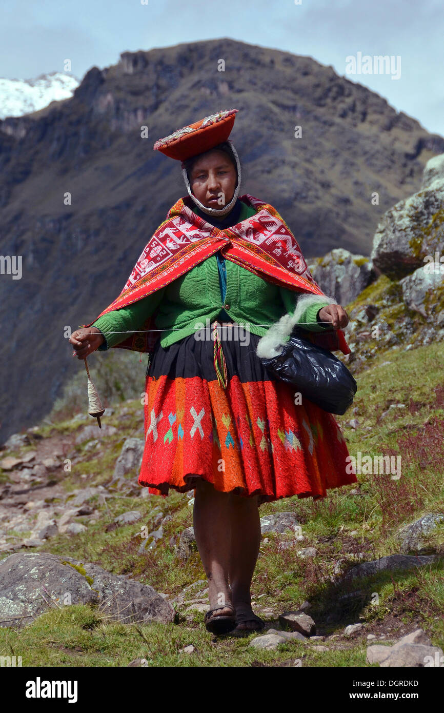 Indische Frau in traditioneller Kleidung und Spindel, in der Nähe von Cusco, Cuzco, Peru, Anden, Südamerika Stockfoto