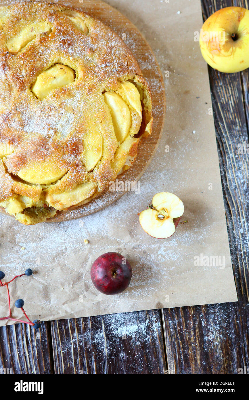 leckeren Apfelkuchen mit Honig essen Nahaufnahme, Top Stockfoto