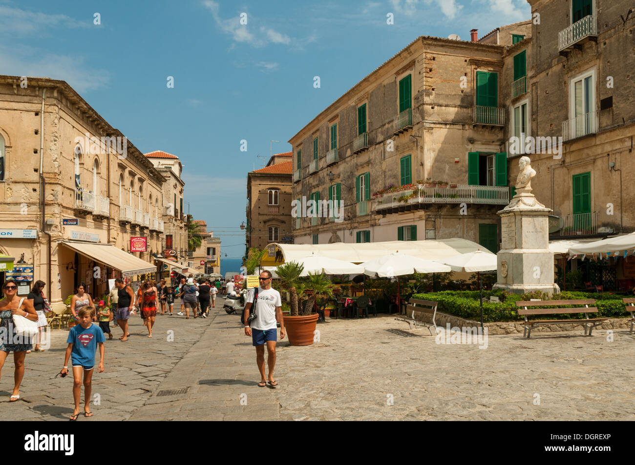 Straßenszene in Tropea, Kalabrien, Italien Stockfoto