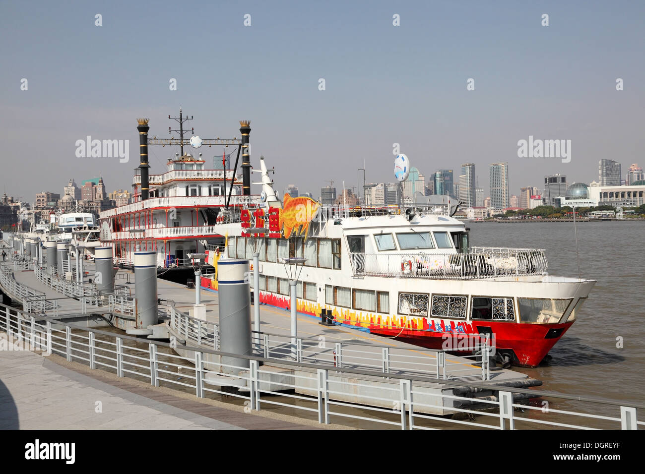 Huangpu Fluss Kreuzfahrt Schiffe in Shanghai, China Stockfoto