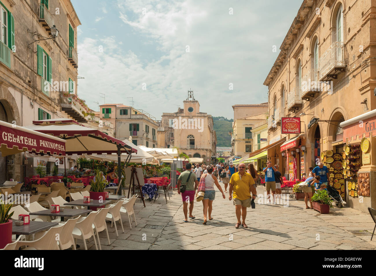 Straßenszene in Tropea, Kalabrien, Italien Stockfoto