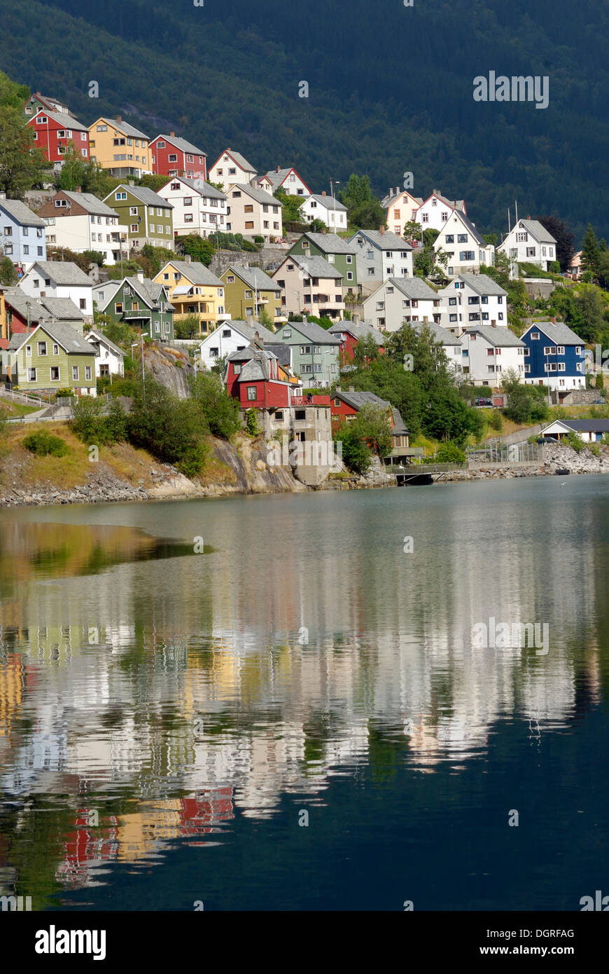 Häuser, die Reflexion im Wasser der Sørfjord, Odda, Provinz Hordaland, Norwegen, Europa Stockfoto