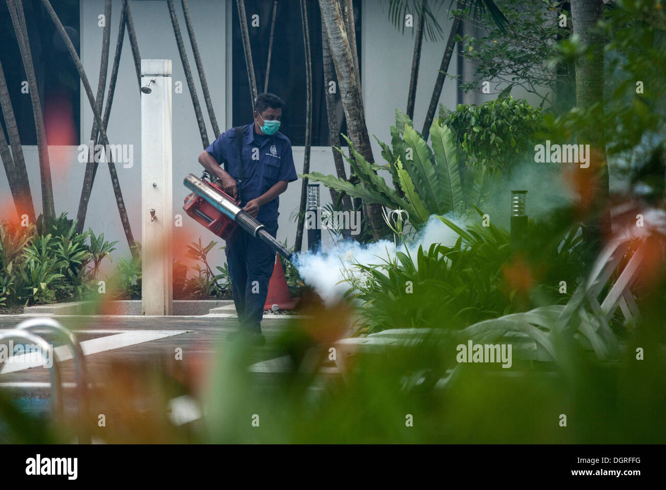 Eine Pest Control Arbeitskraft fumigates oder Nebel, ein Wohn-Eigentum gegen Mücken in Kuala Lumpur, Malaysia Stockfoto