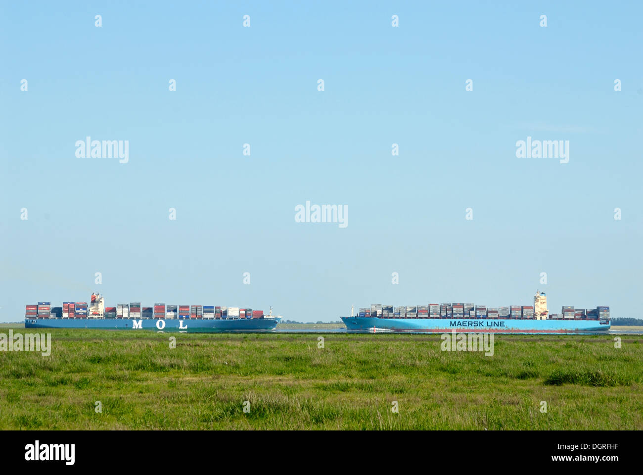 Zwei Containerschiffe einander vorbei an der unteren Elbe, schleswig-holstein Stockfoto